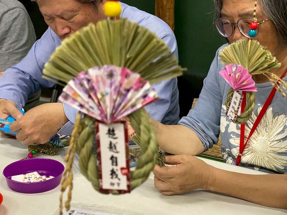 13:20
台東糖廠文創園區
看老糖廠轉身,讀懂產業再生
走入台東糖廠文創園區,認識老糖廠如何在原住民族工藝與地方創作進駐下,轉化為承載南島文化美學與生活實踐的空間
13:40手作御守,把祝福帶回家
透過部落祝福御守手作,將回收稻草轉化為具祝福意涵的旅途紀念,也讓旅客在體驗中感受循環利用與工藝創作的趣味。
慢逛糖廠聚落、選購手作選物
14:50 就藝會
走進獵人學校經營場域,認識南島當代實踐
探訪由獵人學校經營的就藝會,從空間導覽與營運脈絡中,理解原住民族文化如何不只被保存,也透過教育、工藝、生活技術與文化傳承,在城市中持續被實踐。
15:50海濱公園、國際地標
沿著海濱公園與國際地標散步,以海岸景色舒緩第一天的知識密度,也讓旅客在海風中記住台東城市與海的距離。
16:40專車返回飯店、自由活動