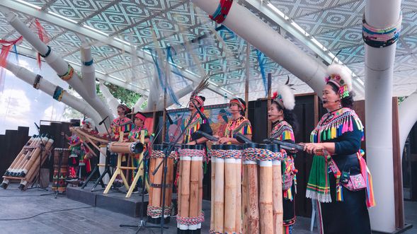 都歷旅客服務中心觀賞阿美族民俗中心旮亙音樂表演,古老的鼻笛演奏,國際級的演出 (如遇上旮亙樂團公休,將在旅客服務中心參觀地景藝術及遊客中心內的展覽及劇場、互動遊戲體驗)