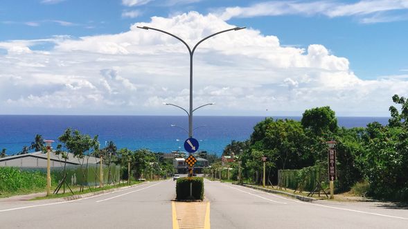 09:00-09:30 太麻里日昇大道是條筆直大道,彷如直通太平洋,並可觀賞2023最新南迴藝術創作-時代絲綢藝術作品