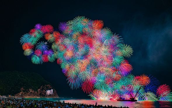 Fireworks display venue (Shichiri Mihama)
(Approximately 10,000 fireworks will shake the entire venue with their loud bangs and blasts! Enjoy the spectacular fireworks from the "paid beach seats" close to the launch site! There are many highlights, including the beautiful "Sanshaku-dama sea explosion" that spreads to a diameter of 600m, and the powerful "Onigajo Grand Fireworks" which is said to feel like an earthquake of magnitude 7!)