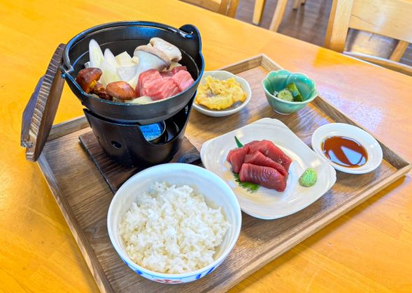 ・"Hama-Nabe" Fisherman-Style Seafood Hot Pot
Contains Shakotan tuna, Japanese green onion, mushrooms, and tofu.
Note: Ingredients are subject to change depending on daily market availability.
・Raw Shakotan tuna.
Rich complexity and deep savory flavor.
・Two Seasonal Side DishesOkra with sesame dressing Lotus root shoots
・Rice