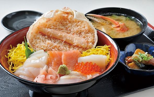 Ryuhyo-don
・Seafood bowl named "Drift Ice Bowl" filled with luxurious seafood including snow crab, salmon roe, and scallops, which is the typical flavors of the Sea of Okhotsk
・Enjoy the drift ice bowl with crab soup.
*The contents might be change.