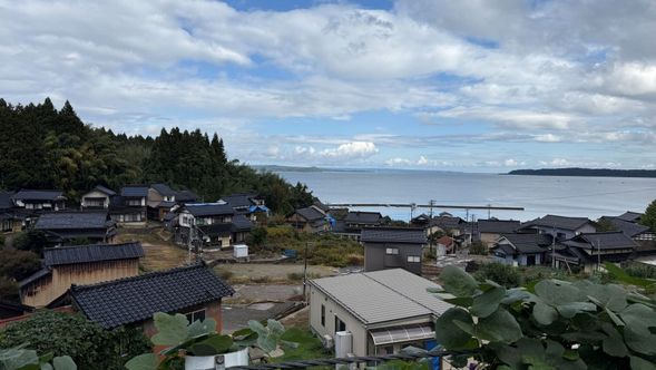 To the seaside town where black-tiled houses remain