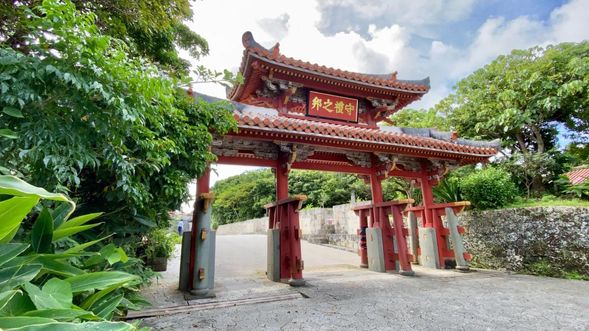 Shurijo Castle Park (approx. 70 min)
Visit Shureimon Gate and Sonohyan-utaki Ishimon (UNESCO World Heritage).
The tour includes entry into paid areas, where you can observe the ongoing reconstruction.