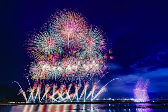 Fireworks:18:00-20:30
approx./approx.2hours and 30min.for viewing fireworks.
<<※Bento and tea included>> <<with box lunch and tea>>