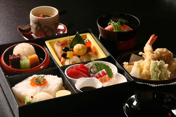 Profitez de votre repas et des jeux de divertissement traditionnels