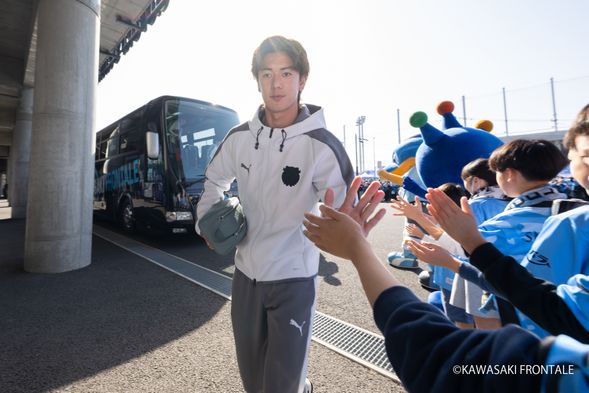 Hi-five (Đập tay) chào đón các cầu thủ.