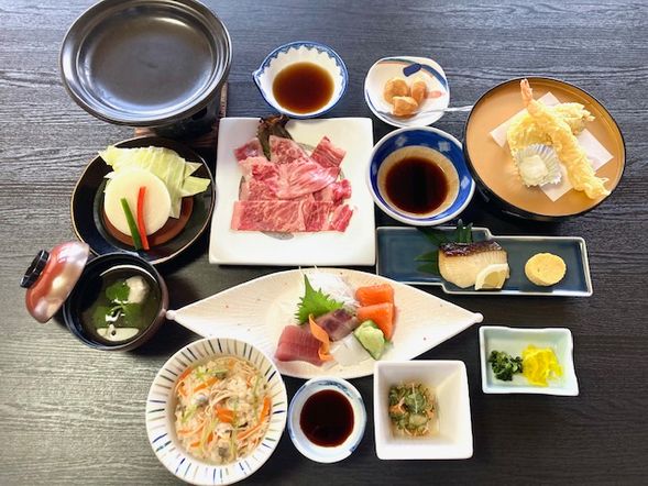 12点30分 到达佐贺市内享用佐贺牛陶板烧 (90分)