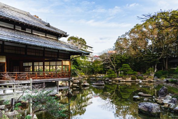 Stroll through a tranquil Japanese strolling garden in Fukuoka, nestled within a residential neighborhood. (50min.)