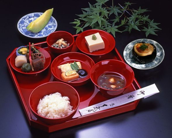 Eat lunch at Tenryuji Temple (1 hour/ lunch is included in the price).