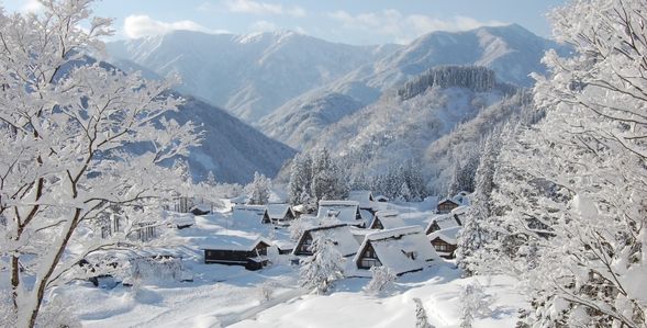 World Heritage Ainokura Gassho-zukuri Village
(Stroll at your leisure through the beautiful Gassho-zukuri village, where Japan’s iconic traditional scenery remains strong / Approx. 50 mins)