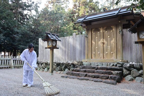 Cleaning the shrine grounds