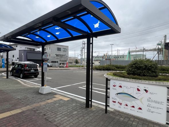Meet the staff at Higashi-Shiogama Station, infront of "Signboard with a Picture of Tuna"