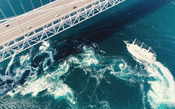Naruto Whirlpools Cruise — approx. 60 min
Board the sightseeing boat Kanrin Maru or Nihon Maru for a cruise around the Naruto Strait and enjoy spectacular views of the Naruto Whirlpools.