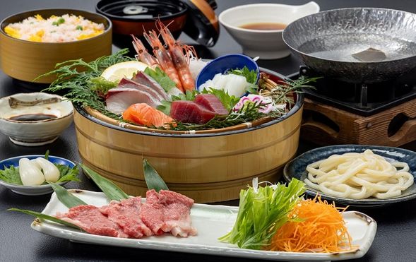 Sand Dune Hall
(Lunch of Tottori Wagyu beef and fresh sashimi served in a wooden bucket / Approx. 60 minutes)
