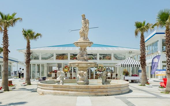 Craft Circus — approx. 60 min
Enjoy shopping and free time at this stylish seaside spot popular on social media.