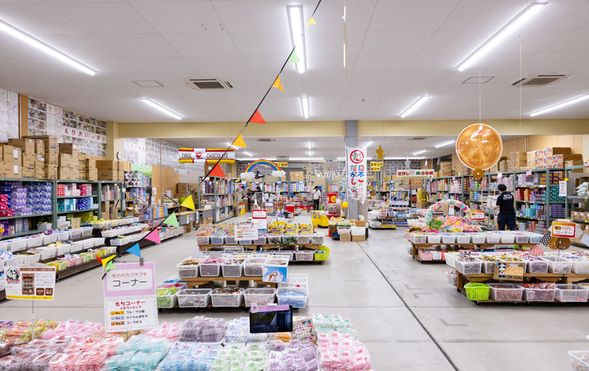 Japan's Largest Candy Shop
(Shop for approximately 1 million candy and toys / Approx. 30 minutes)