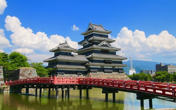 National Treasure Matsumoto Castle
(Enjoy free time exploring the oldest surviving five-tier, six-story castle keep alongside breathtaking views of the Northern Alps, followed by strolling and snack-tasting on retro Nawate Street / Approx. 90 min.)