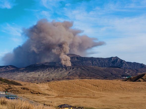 Mount Aso Crater (Approx. 20 minutes)
If the crater conditions are unstable and visits are not possible, the time spent at Kusasenri will be extended.