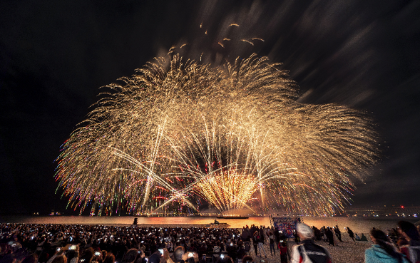 Hamadera Park Special Venue
(Scheduled arrival around 16:00. View a spectacular display of approximately 25,000 fireworks from reserved seating / approx. 45 minutes)
*Fireworks scheduled to start at 18:09
