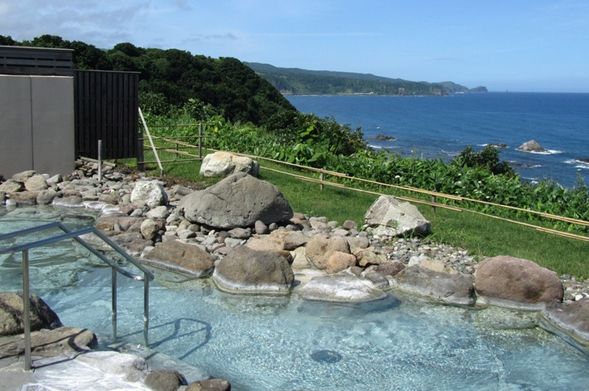 ・Open-air bath with spectacular views
*Face towel rental: 150 yen; bath towel rental: 350 yen.
*Shampoo, conditioner, and body soap are provided in the bathhouse.