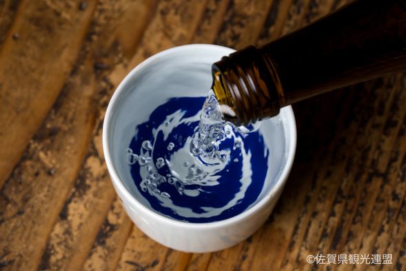 This townscape, surrounded by white-walled brewery warehouses, offers sake tasting and souvenir shopping for sake enthusiasts, while non-drinkers can enjoy strolling through the streets. It's a quintessentially Japanese, photogenic spot.