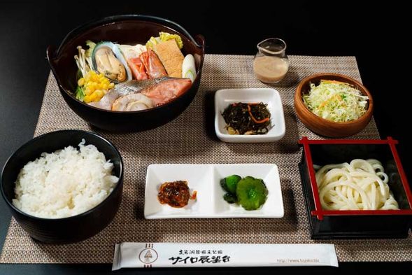 Lunch at Toya National Park Silo Observation Deck
"Northern Seafood Hot Pot"
Menu Details:
・Miso-based hot pot (with scallops, shrimp, salmon, vegetables, and udon noodles)
・Matsumae-zuke (Seasoned herring roe and squid with kombu kelp)
・Simmered savory kombu kelp (Kombu no Umani)
・Rice&salad&Japanese pickles (Tsukemono)