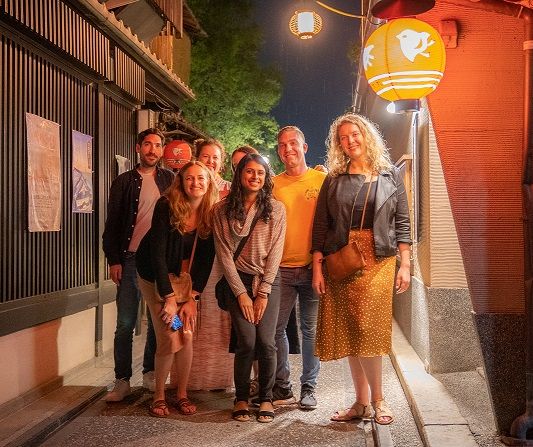 19:00 Meet with guide.
Stop At: Shijo Kawaramachi street.
We will go to local Izakaya at "Shijo Kawaramachi". Shijo Kawaramachi is center of tourism spots in Kyoto, and busiest area. You can feel local atmosphere and Yakitori, Karaage and Japanese Sake. Also, you can try wide varieties of Japanese foods.
Duration: 1 hour 20 minutes