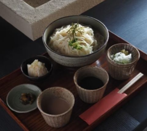 於「つりがね庵(Tsurigane-an)」享用擁有 400 年歷史的傳統白石溫麵(停留時間:約 50 分鐘)
