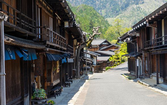 Magome-juku
(Walk through the retro townscape & free lunch on your own / approx. 120 minutes)