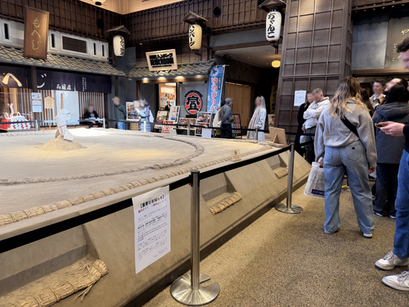 Explore Edo-Noren
Step into Edo-Noren, a lively dining and cultural hall inside Ryogoku Station.
At its center stands a full-scale sumo ring (dohyo), identical to those used in real tournaments — offering a rare chance to see the sacred ring up close.
Please note: guided explanations are not allowed inside Edo-Noren; guests will explore independently, and the guide will explain afterward.
