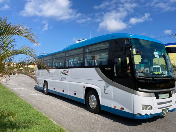 ※集合点上车时,请认准标有“EasyGo”英文字样的巴士。如下图↓(出现定期车检等特殊情况时、将由其他代替的巴士运行。可以认准导游工作服“EasyGo”英文字样)