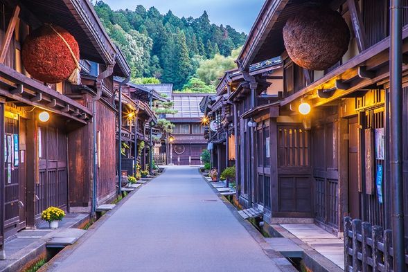 Arrive at Takayama
※Lunch is not included. Please take lunch by your own
Walking with English Guide
(Approximately150min)