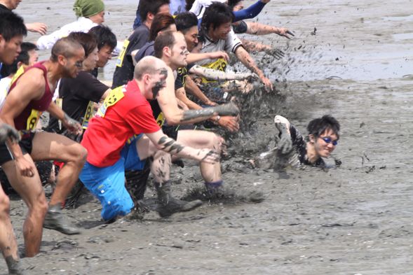 We will participate in the team event “25m Freestyle.”
A timed race covering 25m.
Running is fine, swimming is fine, crawling on all fours is fine—anything goes.
Charge ahead aiming for first place!
Divisions include children, women, and men.