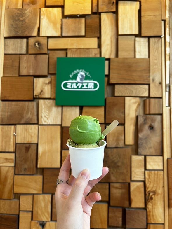 Uses freshly squeezed raw milk from outdoor-raised cows to create simple, safe, and authentic dairy products.