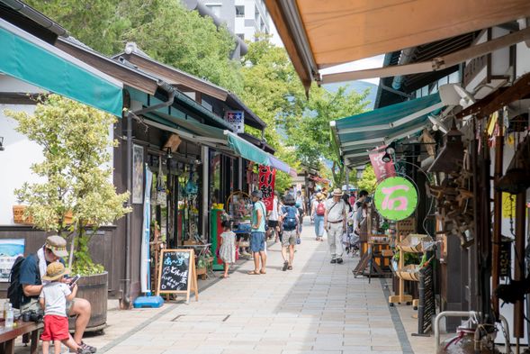 Nawate & Nakamachi Streets
:Historic Matsumoto streets famous for frog motifs and traditional storehouse shops.