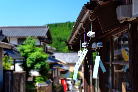 From June 14 (Sat.) to August 24 (Sun.), the village will host the Nabeshima Clan Kiln Wind Bell Fair, where the gentle sounds of wind bells will echo through the streets.
