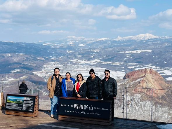 Showa-shinzan (110 mins/ 95 mins in winter)
The guide will take you to the Usuzan Ropeway and the Bear Ranch accordingly.
