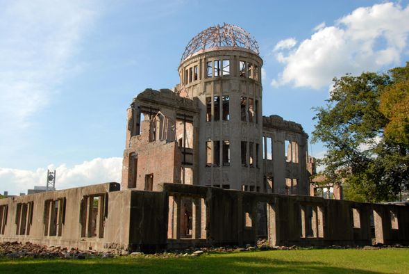 Meet the guide at Atomic bomb dome