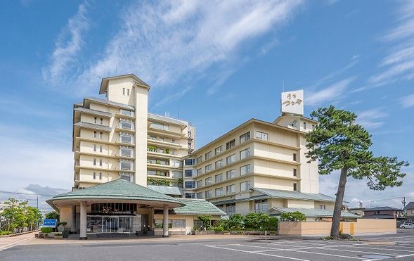 Continue to Kaike Onsen Tsuruya (arrival around 5:00 PM)
Enjoy the hot spring baths
Seasonal kaiseki dinner featuring whole snow crab and regional cuisine
Overnight at Kaike Onsen