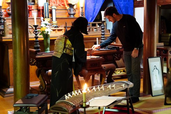 Koto performance and “Yuki-onna” storytelling at Jofuku-ji Temple
Depart the ryokan on foot about 10 minutes before the event and begin upon arrival