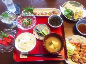 Cooking at instructor’s house
**The Standard Washoku Course**
Includes Japanese rice, Miso soup
Teriyaki chicken
Dashi-maki tamago (Japanese rolled omelet),
Tempura
Accompanied by Japanese green tea, sweets, and fruit.
1:15 pm / We eat what we cook!
2:00 pm / End