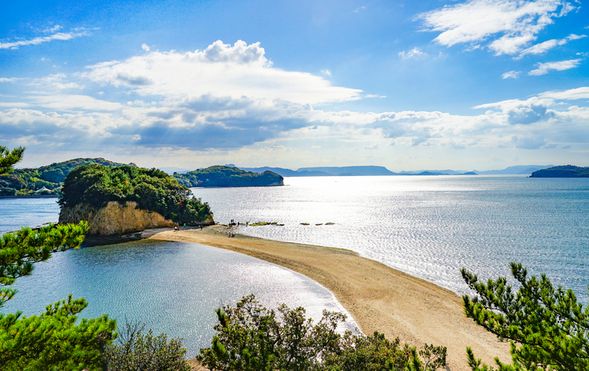 Angel Road
(Stroll along the sandy path that appears from the sea at low tide / Approx. 30 minutes)
