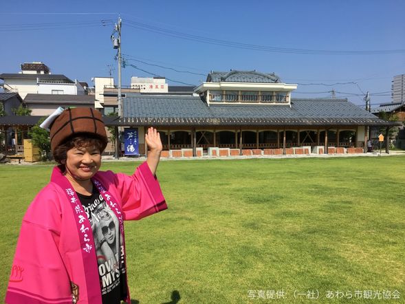 Explore the Town of Awara Onsen Street with popular guide Junko san
※Local sake label making
※Hot spring egg making
※Famous confectionery Asano Kogetsudo and Darumaya Confectionery
※Footbath experience