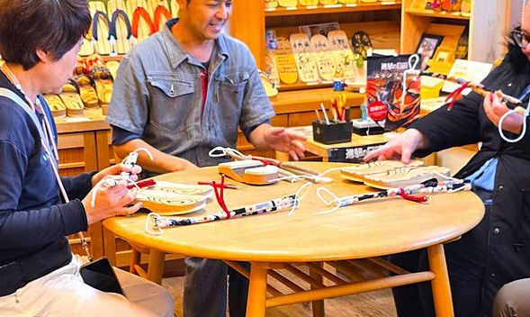 Basic-shaped geta are prepared for you. Please choose your favorite strap pattern and attach it to the geta.