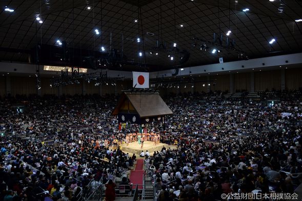 Enjoy watching Kyushu Grand Sumo Tournament until 6 PM (Re-admission is possible until 5 PM)