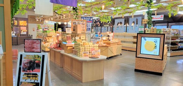 Enjoy Souvenir shopping next to the restaurant (30 minutes)