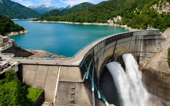 Kurobeko (Kurobe Lake)
Enjoy scenic views of the emerald-colored lake created by Kurobe Dam.