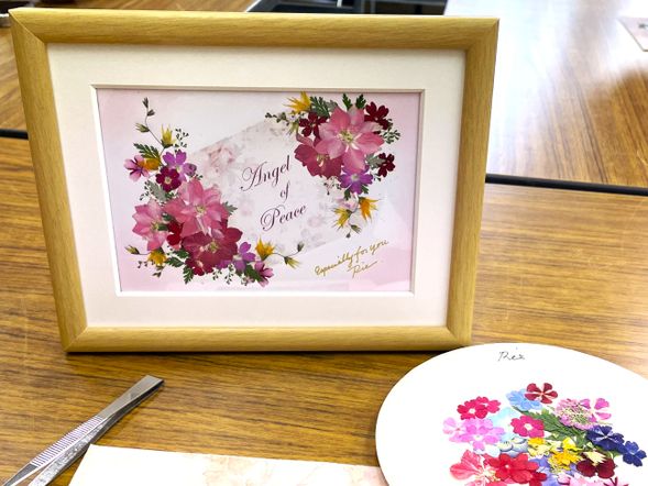 Arrive at Mitsui-Minato club
Experience with pressed flowers (60min)