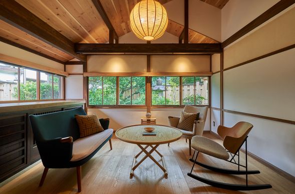 Izumigaya Craft Inn WARAKU
A beautifully restored 100‑year‑old townhouse, WARAKU offers an intimate stay surrounded by traditional Shizuoka craftsmanship. Its serene rooms and artisan details create a refined retreat that reflects the timeless spirit of the Tokaido.